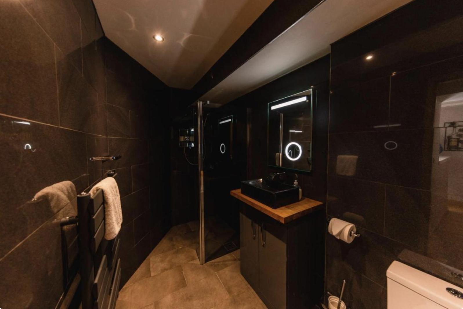 Superb Luxury Apartment By Canal - Central 에든버러 외부 사진