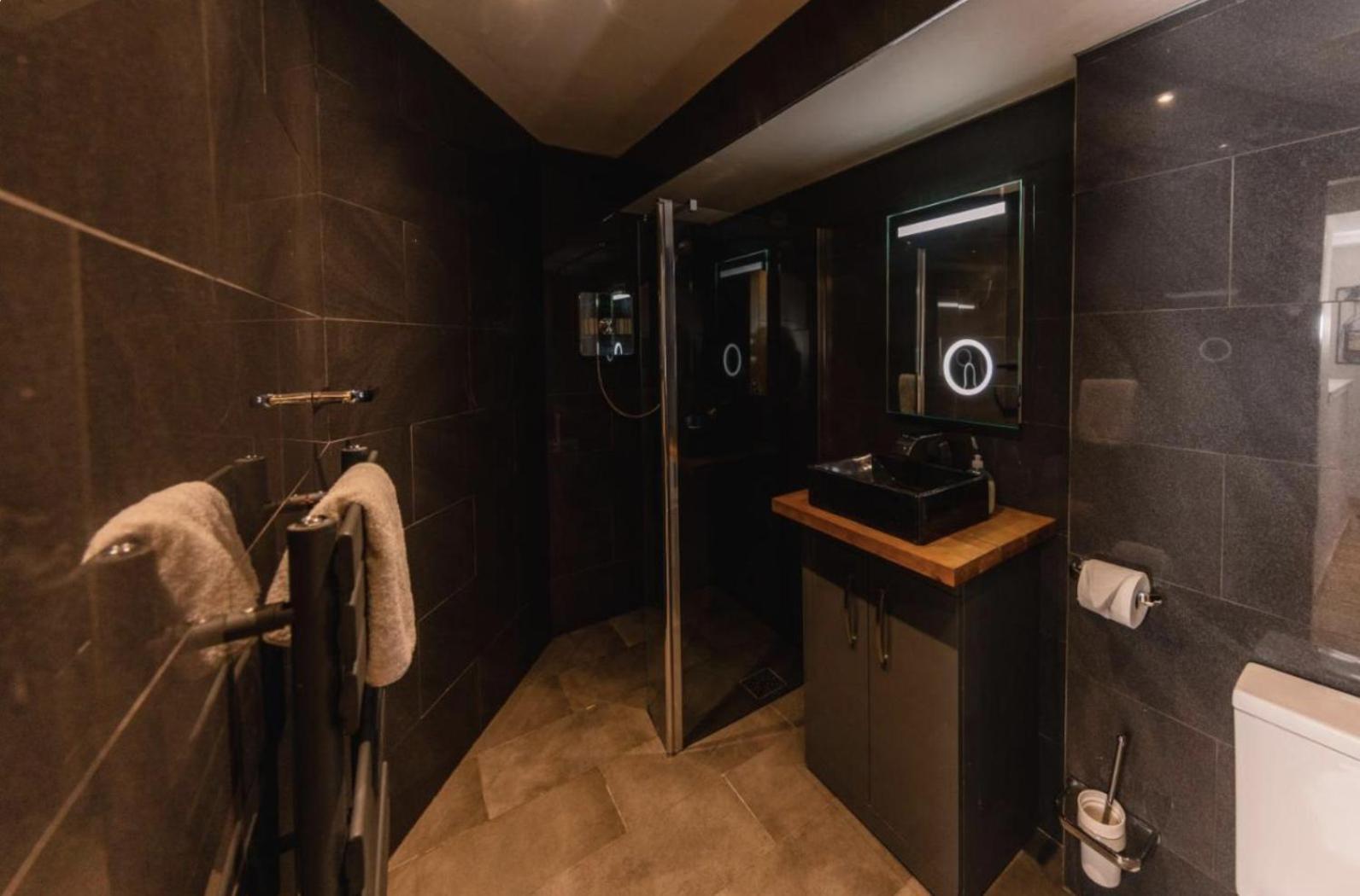 Superb Luxury Apartment By Canal - Central 에든버러 외부 사진